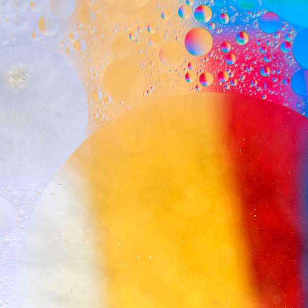 Free photo abstract pattern of colored oil bubbles on water