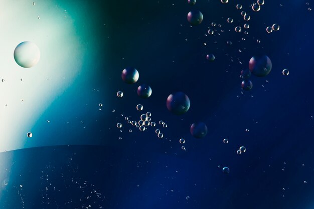 水に色の油泡の抽象的なパターン