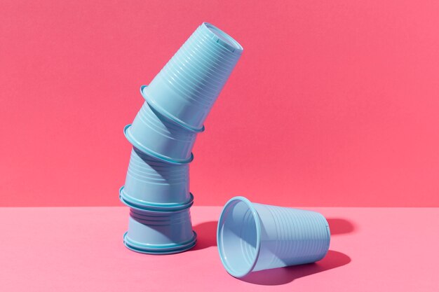 青いプラスチックカップの抽象的な山