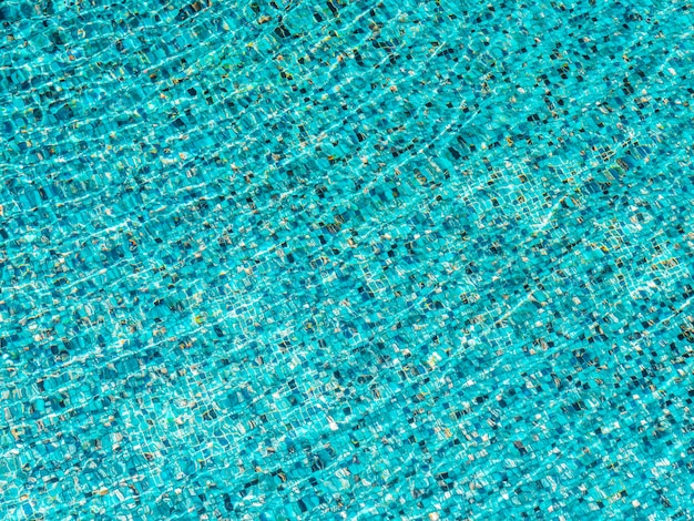 Strutture e superficie dell'acqua della piscina astratta