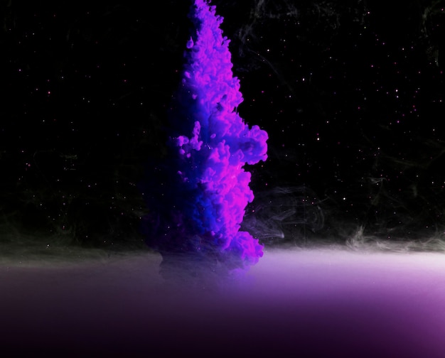 抽象的な紫色の霧と暗闇の中でビット