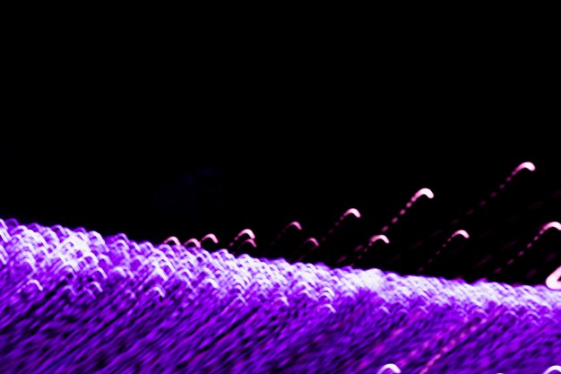 Абстрактный фиолетовый свет тропы на черном фоне