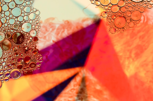 Бесплатное фото Абстрактная пирамида с пузырьками на мощных цветах