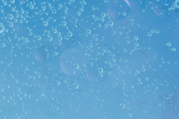 Бесплатное фото Абстрактные капли дождя на фоне воды
