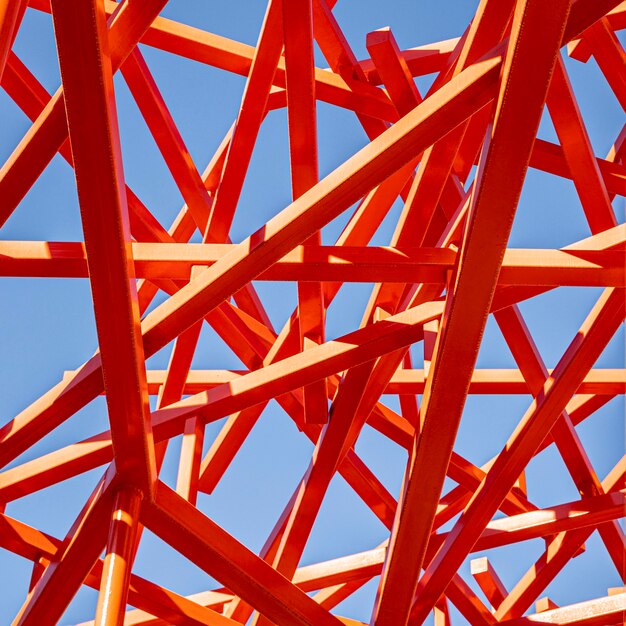 抽象的な赤い構造と青い空