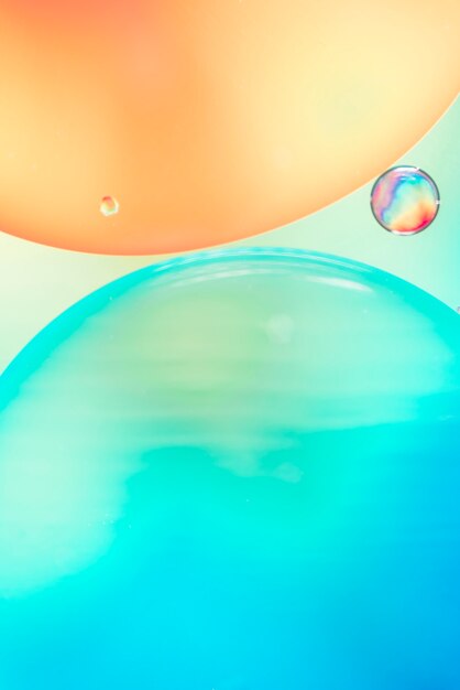 Абстрактные пузырьки насыщенного воздуха в воде на размытом фоне