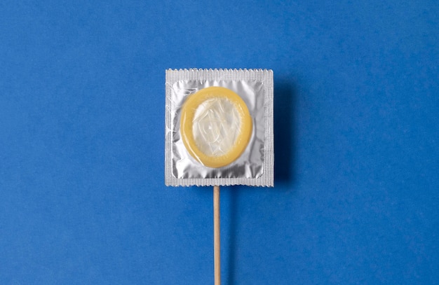 無料写真 コンドームを使用した抽象的な性的健康構成
