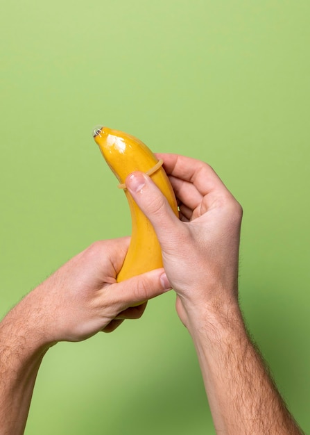 Foto gratuita rappresentazione astratta della salute sessuale con banana