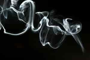 Бесплатное фото Абстрактные формы дыма на темном фоне