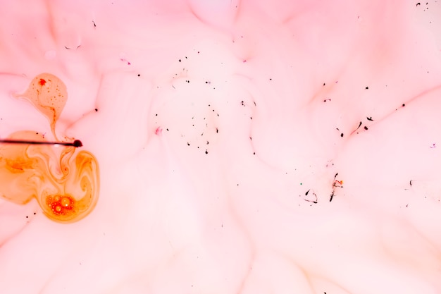 Абстрактный гладкий розовый с оранжевыми каплями