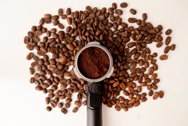 コーヒー豆から作られた抽象的な木の形
