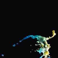 Бесплатное фото Абстрактный всплеск воды на черном фоне