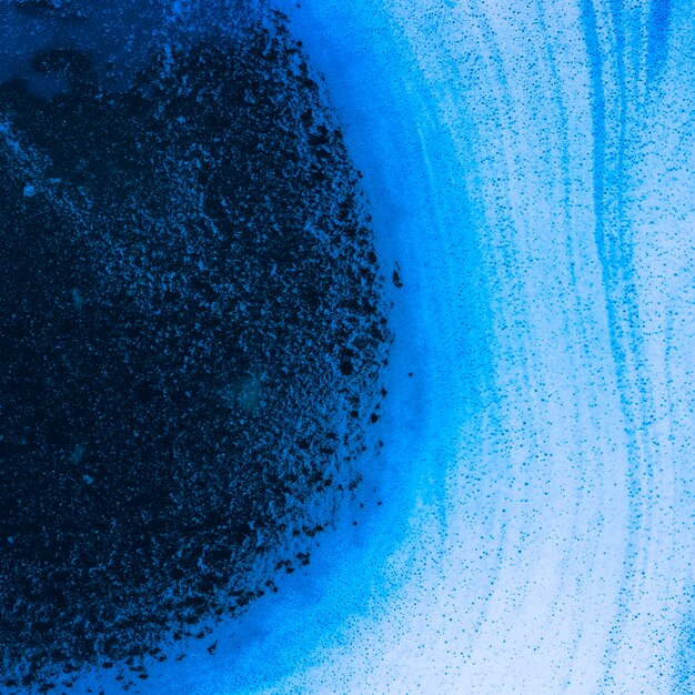 泡と青い液体の泡の抽象的な波