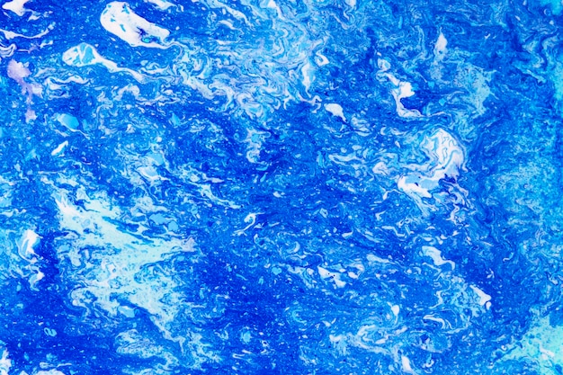 青い背景に抽象的な白い汚れ
