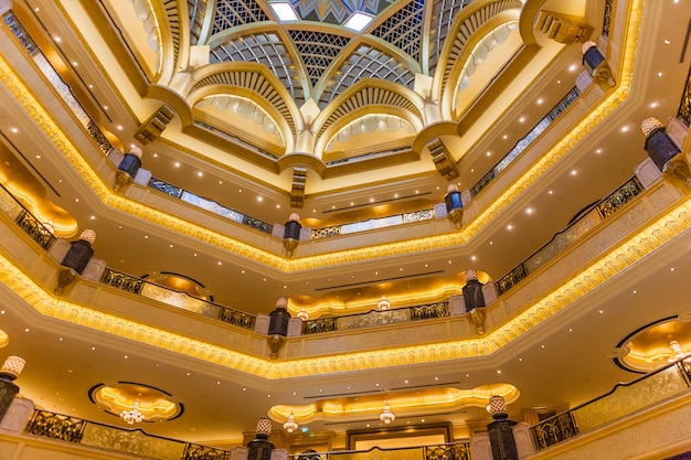 Foto gratuita abu dhabi, emirati arabi uniti - 16 marzo: decorazione a cupola in emirates palace hotel il 16 marzo 2012. questo è un lussuoso e il più costoso hotel a 7 stelle progettato dal famoso architetto john elliott riba.