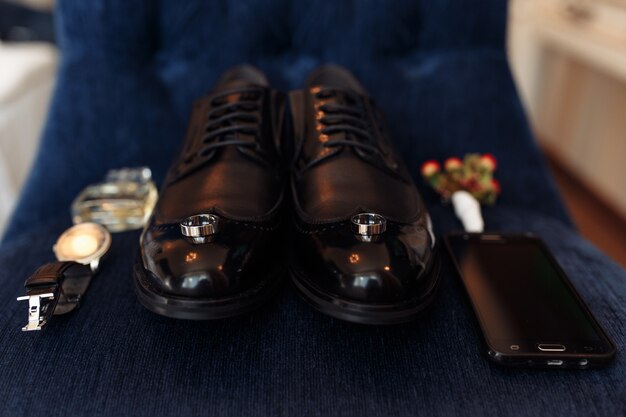 신랑의 액세서리 : 신발, 부 토니, 전화, 퍼퓸 및 시계