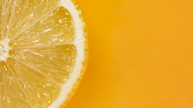 Бесплатное фото Кислый ломтик лимона с крупным планом