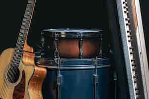 무료 사진 검정색 배경에 어쿠스틱 기타 드럼과 키