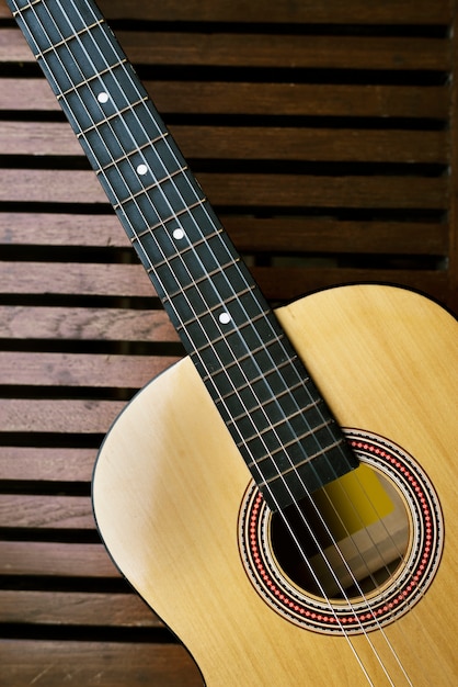 Бесплатное фото Акустическая гитара на деревянном полу