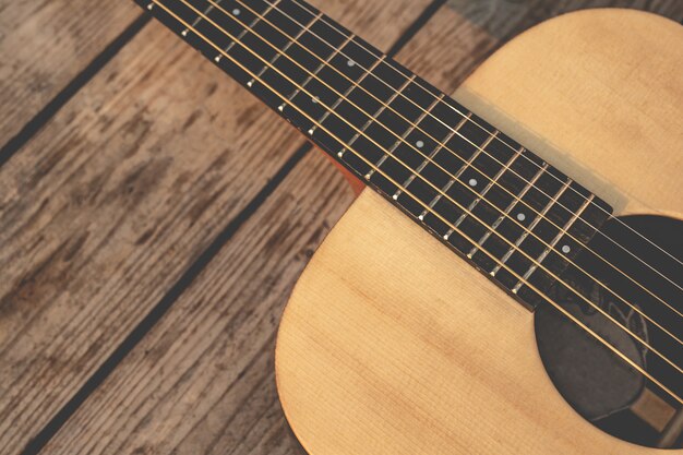 나무 벽에 어쿠스틱 기타 ... 빈티지 기타