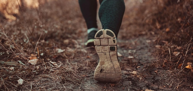 활동적이고 건강한 여성의 발은 가을 숲에서 달립니다. 여성 피트니스 조깅, 활동적인 라이프스타일 컨셉