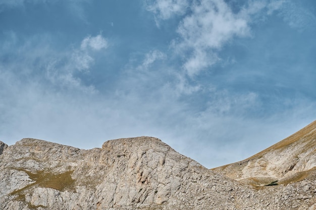 Foto gratuita attività ricreative in montagna, escursioni lungo i famosi percorsi di montagna, idea per uno striscione