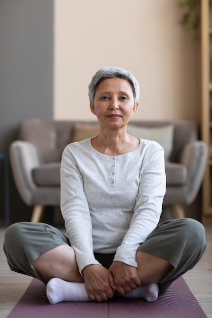 Foto gratuita addestramento senior attivo della donna a casa