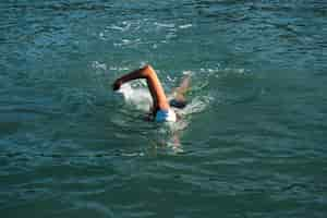 Foto gratuita giovane donna attiva che gode del nuoto