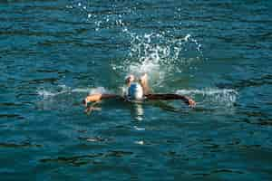 Foto gratuita giovane donna attiva che gode del nuoto