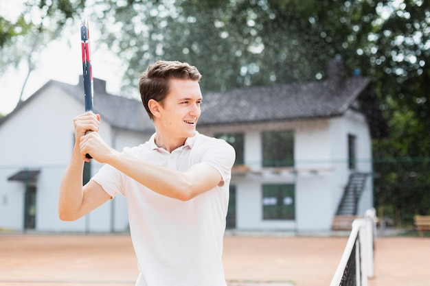 Foto gratuita giovane attivo giocando a tennis