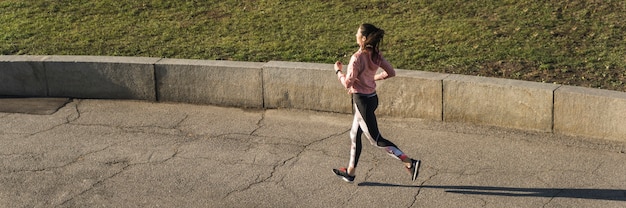 Активная молодая женщина, бег на открытом воздухе