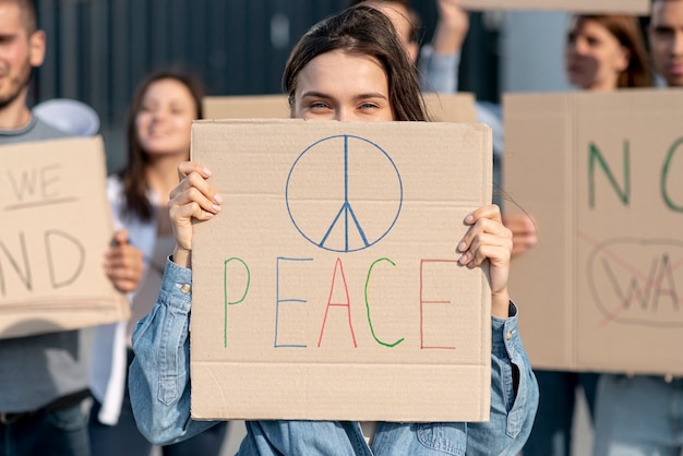 Foto gratuita attivisti che stanno insieme per la pace
