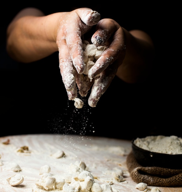 Foto gratuita aggiungendo farina ai khingals fatti con pasta.