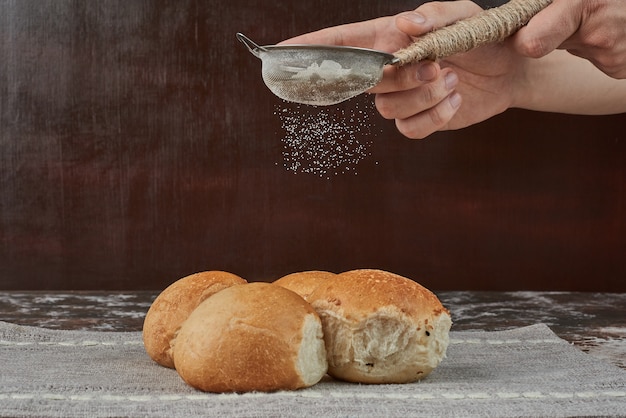 Adding a pinch of powder to the bread