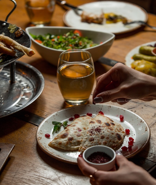 Adding a pinch of sumakh to lavash kutab