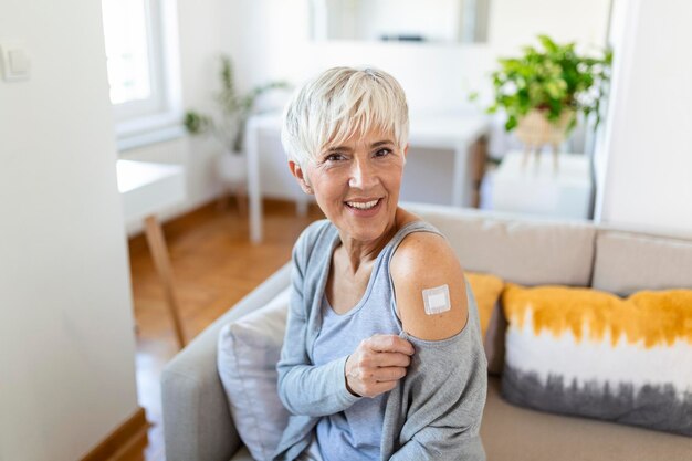 注射ワクチンまたは薬の後の腕の絆創膏接着剤包帯プラスター医療機器ソフトフォーカスcovid19ワクチン接種後の女性の腕に絆創膏