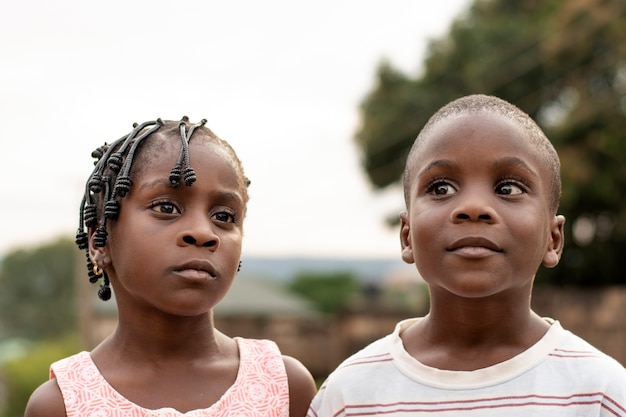 Бесплатное фото Очаровательные африканские черные дети