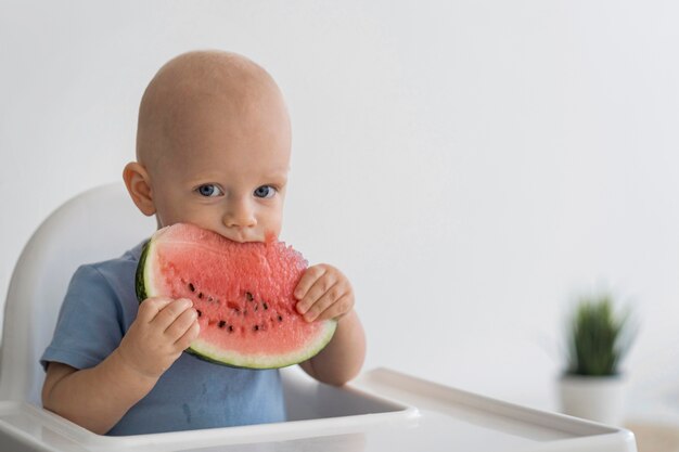 Foto gratuita adorabile bambino che gioca con il cibo