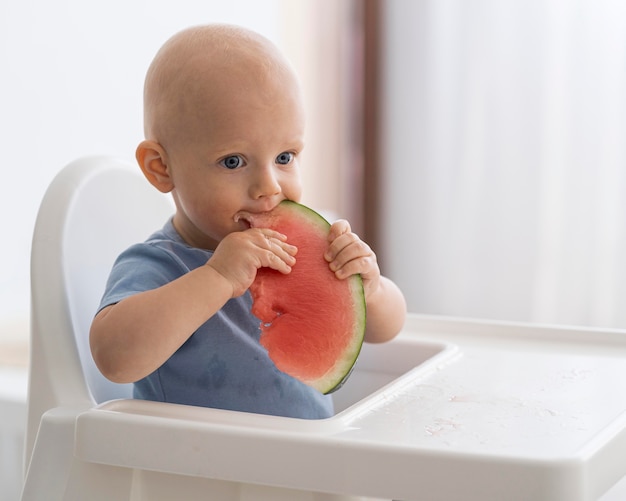 Foto gratuita adorabile bambino che gioca con il cibo