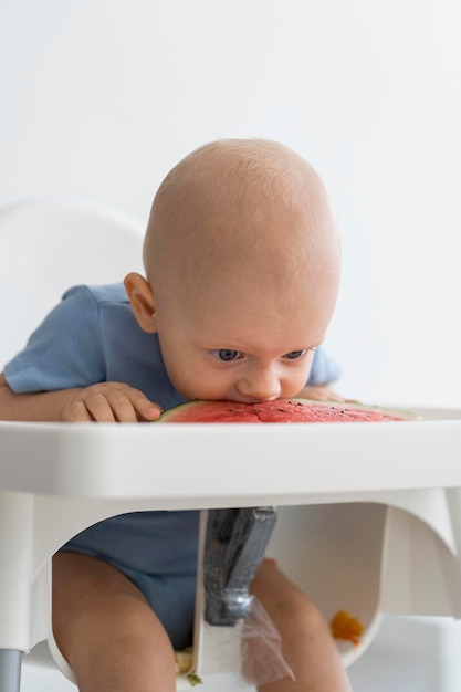 Adorabile bambino che gioca con il cibo