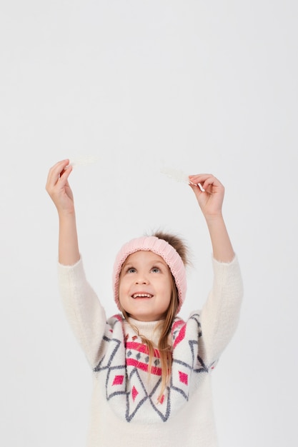 Adorabile ragazza bionda vestita d'inverno