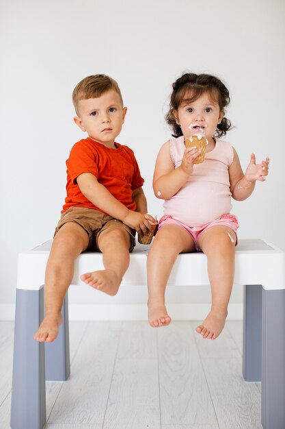 愛らしい男の子と女の子のアイスクリームを食べる 無料の写真