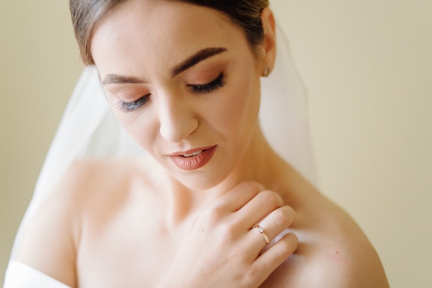 Foto gratuita adorabile sposa si sta preparando al mattino