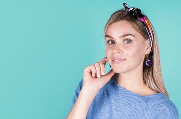 Free photo adorable casual woman posing in studio