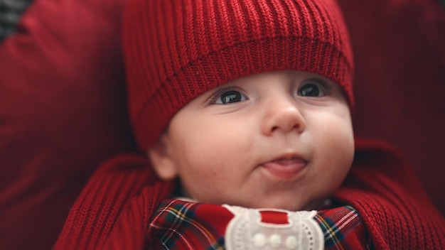 Foto gratuita adorabile bambino caucasico sorridente fiducioso seduto sul divano di casa