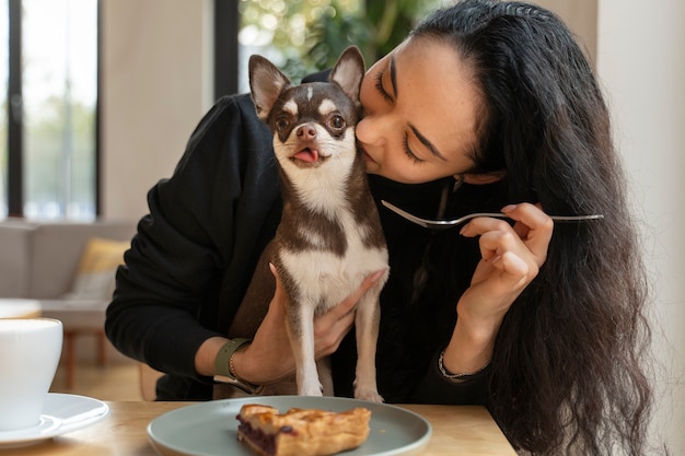 無料写真 女性の所有者と愛らしいチワワ犬