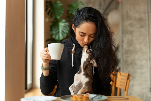 女性の所有者と愛らしいチワワ犬