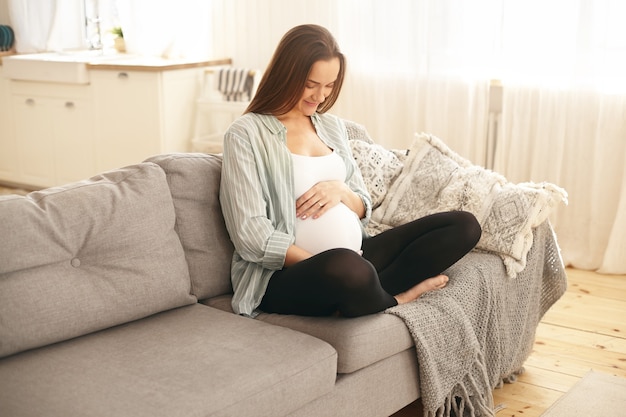 Foto gratuita adorabile carino giovane donna incinta in posa