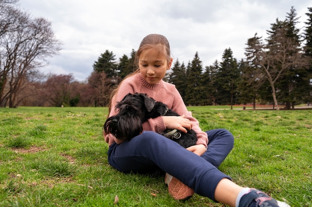 Бесплатное фото Прелестная собака в парке на природе с владельцем