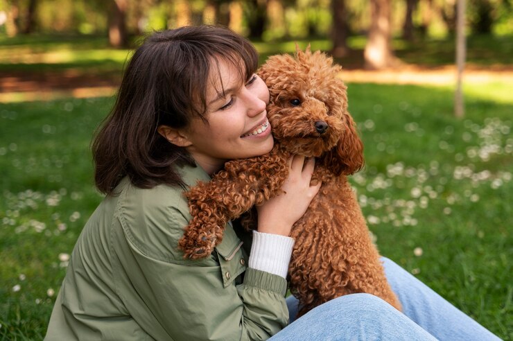 無料Photo 飼い主と一緒に自然の公園で愛らしい犬